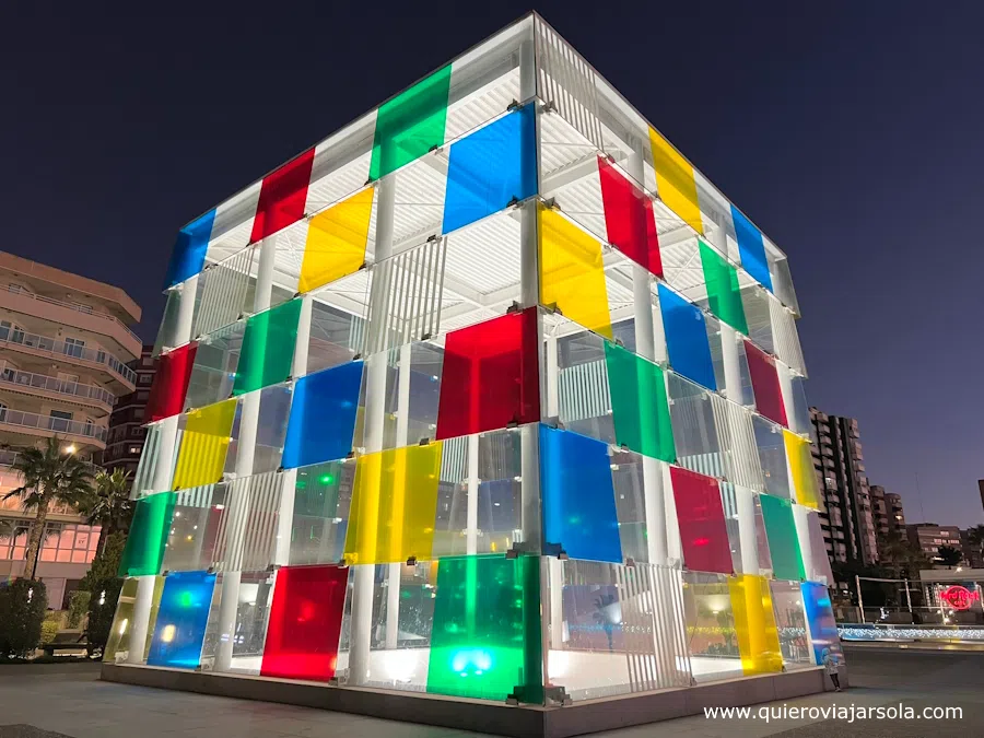 Cubo de colores del Centre Pompidou en Málaga al caer la noche