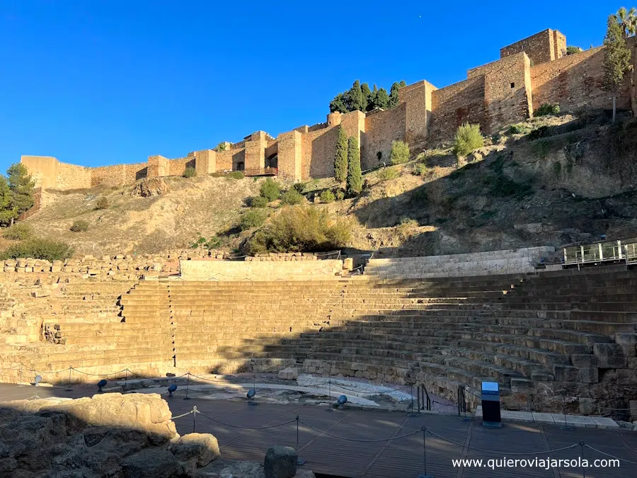 Vista del Teatro Romano de Málaga con la Alcazaba detrás