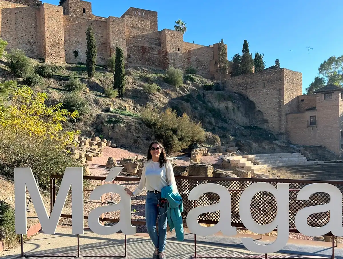 Yo en las letras de Málaga frente a la Alcazaba y el Teatro Romano malagueños