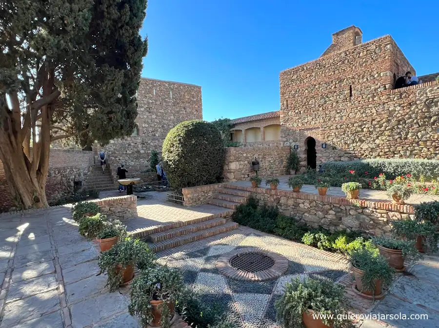 Un patio de la Alcazaba de Málaga con numerosas plantas