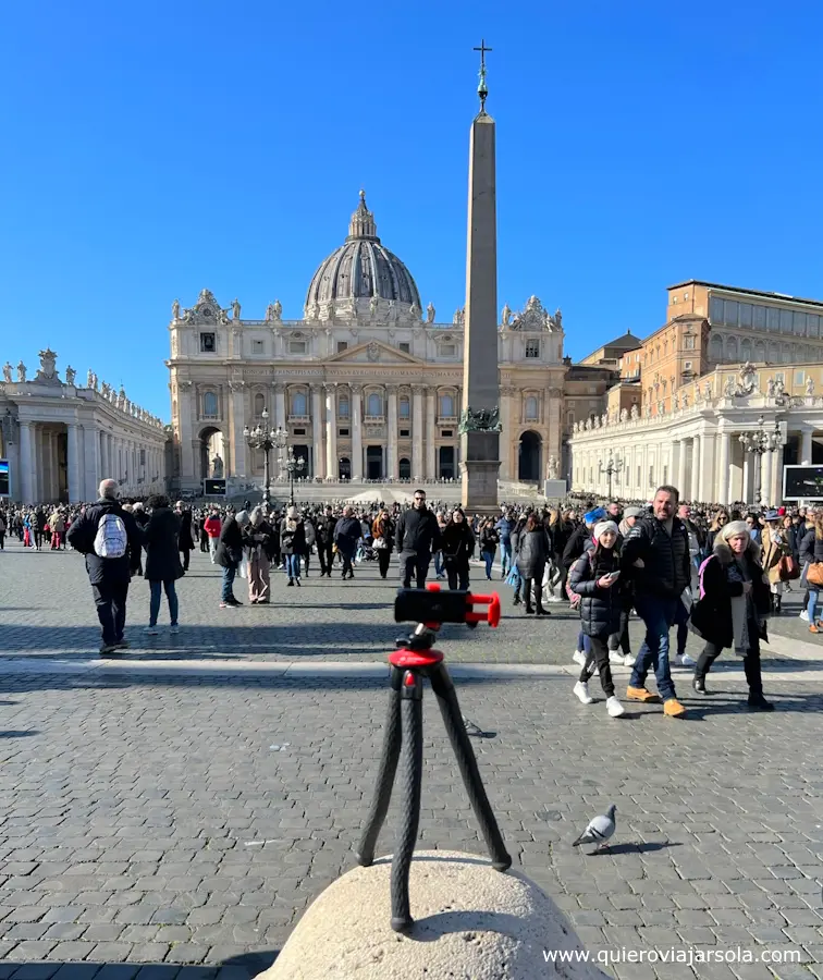 Mi trípode en el Vaticano esperando para que me ponga en la foto