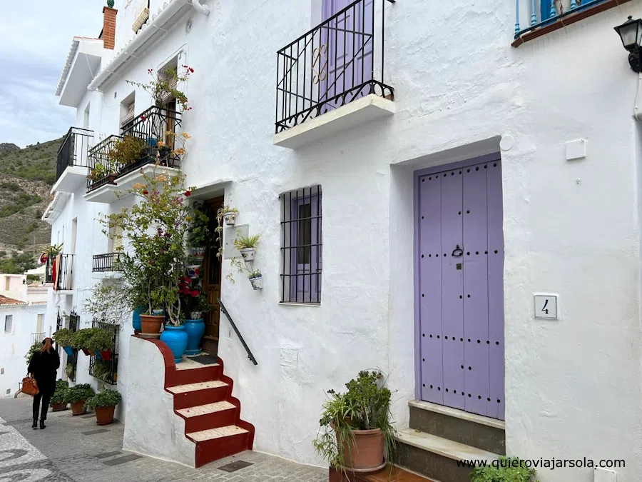 Calle Real y casa de puertas moradas en Frigiliana