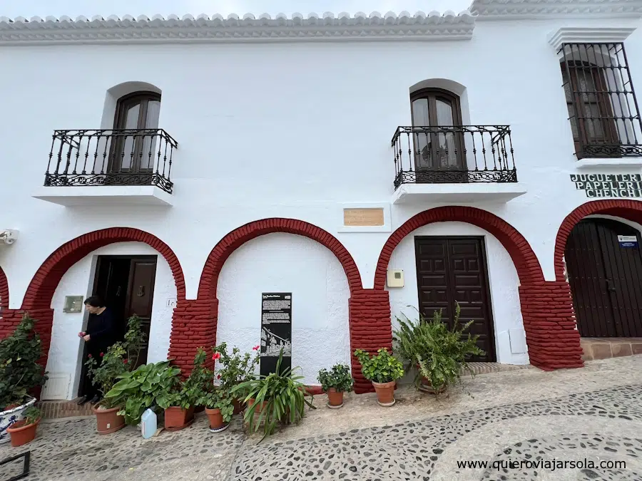 Fachada de los Reales Pósitos de Frigiliana y sus arcadas rojas