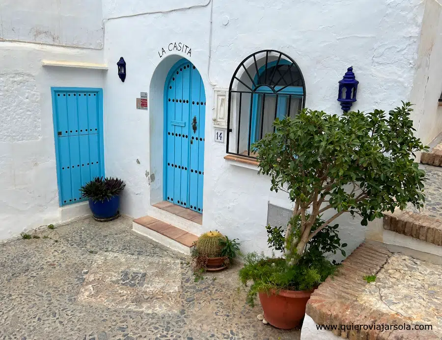 Casita con la puerta azul en Frigiliana