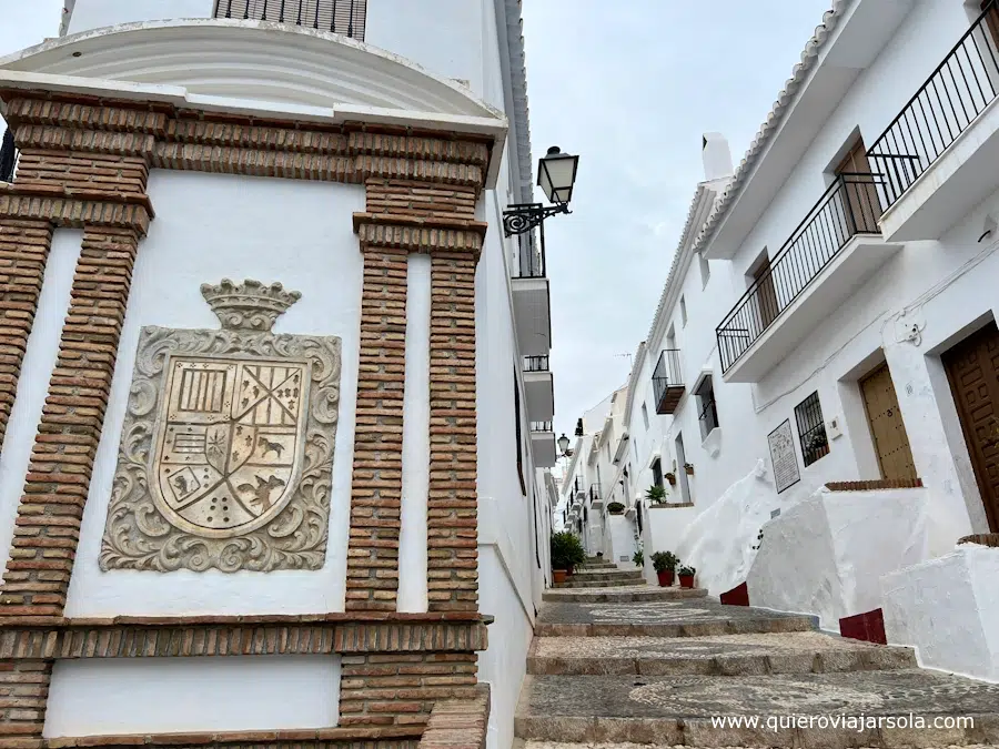 Escudo y calle en Frigiliana