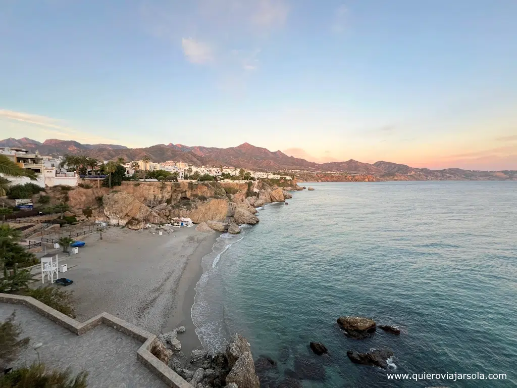 Atardecer en el Balcón de Europa en Nerja con vistas a la playa de Calahonda