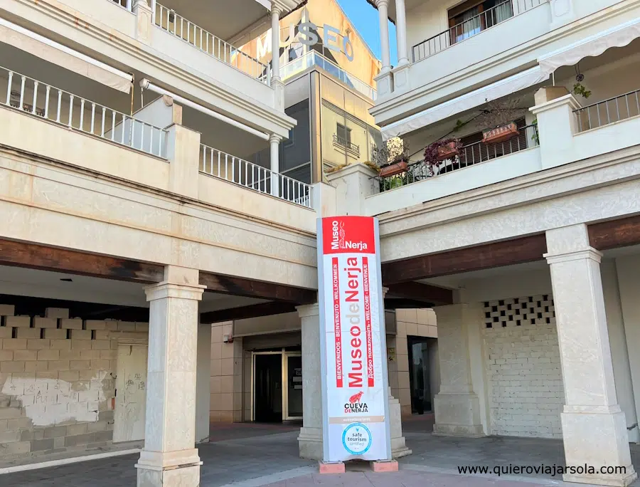 Entrada del Museo de Nerja en el centro del pueblo