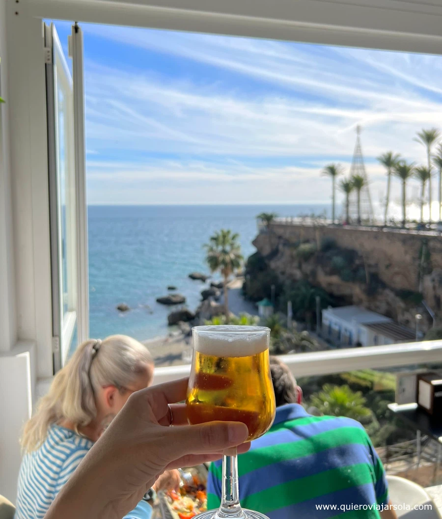 Yo sosteniendo una cerveza en el restaurante donde comí en Nerja