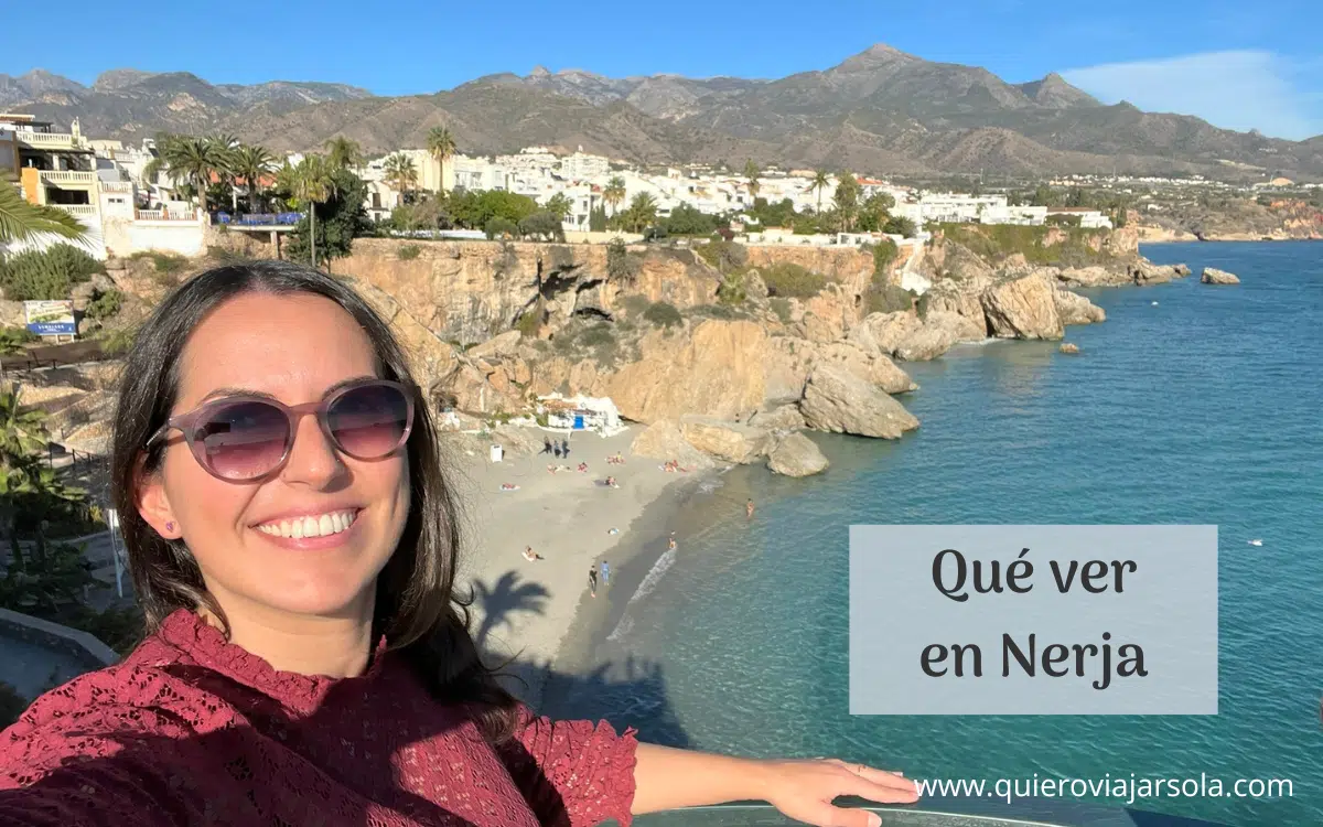 Yo disfrutando de las vistas a la playa de Calahonda durante el día desde el Balcón de Europa de Nerja