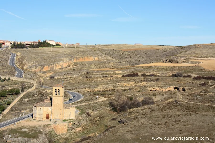 Vista de la iglesia de la Vera Cruz de Segovia y su paraje