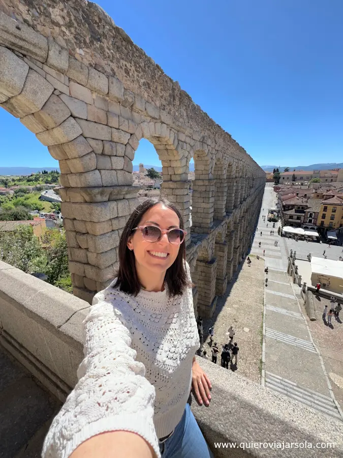 Yo en el Mirador del Postigo en el Acueducto de Segovia