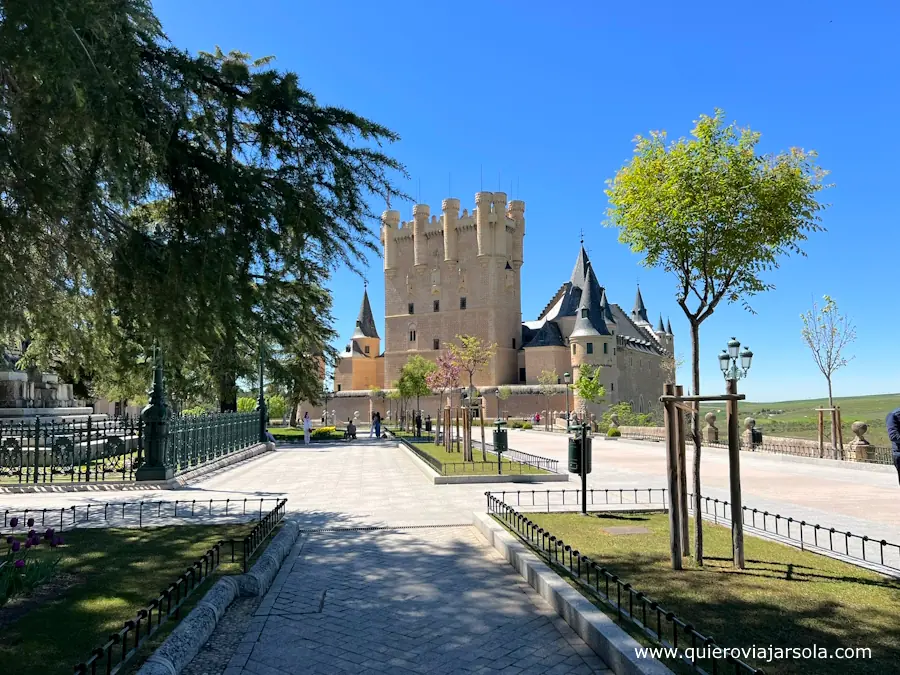 Vista del Alcázar de Segovia desde el jardín de entrada