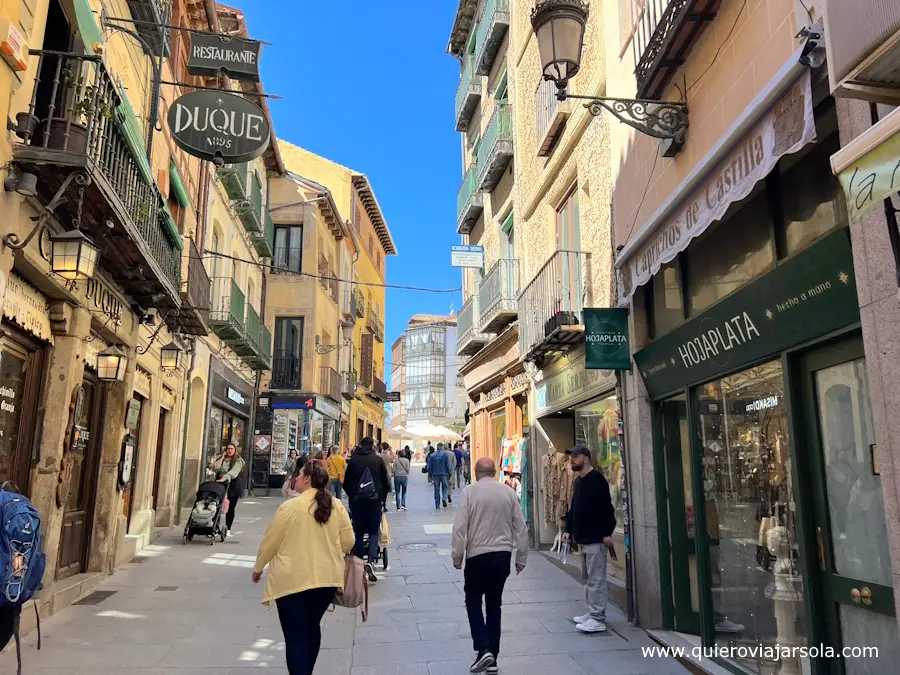 Gente paseando por la Calle Real de Segovia