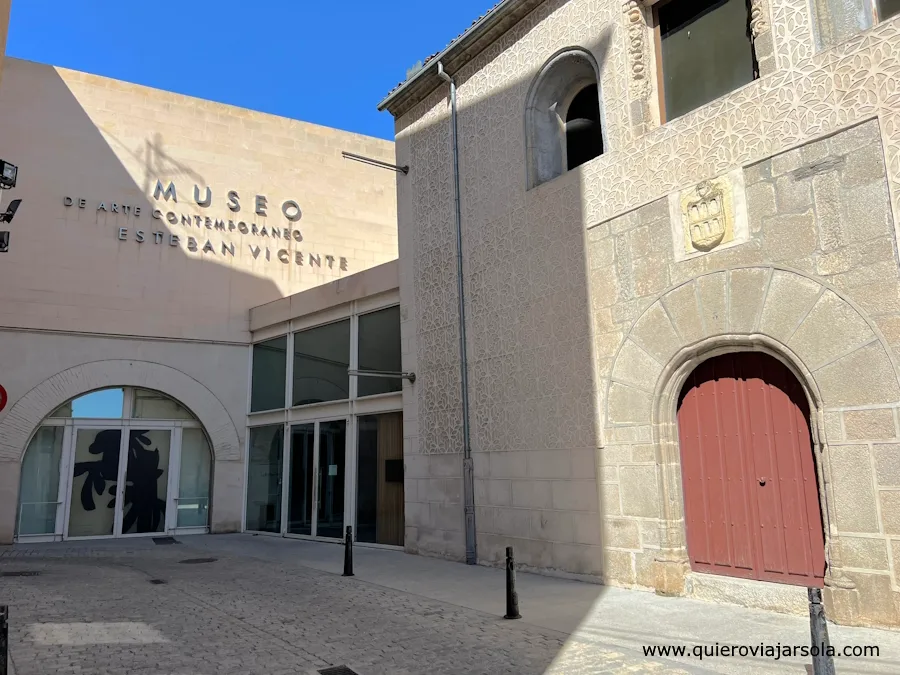 Fachada del museo Esteban Vicente y del palacio de Enrique IV en Segovia