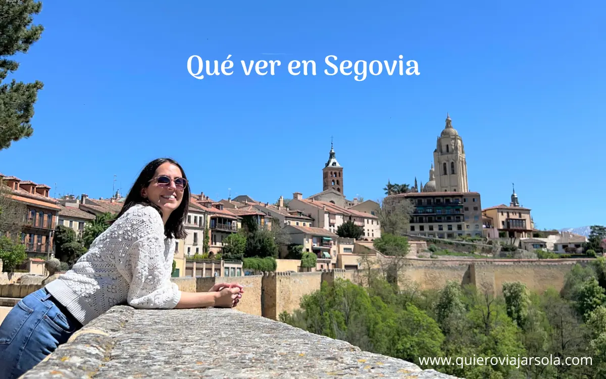 Yo sobre la muralla de Segovia con la Catedral y ciudad de fondo. Portada del post "Qué ver en Segovia"