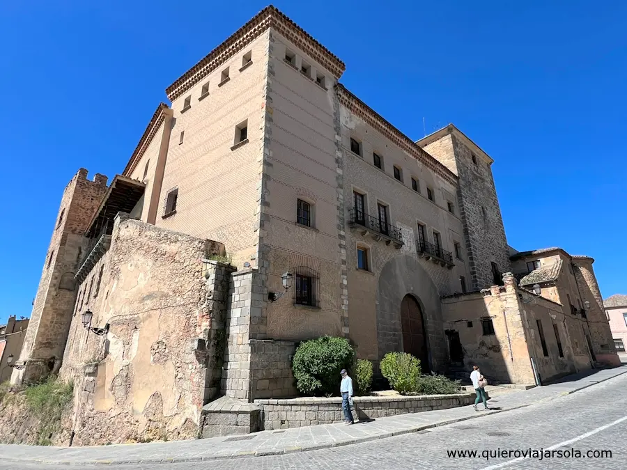 Fachada de la Casa de las Cadenas en Segovia