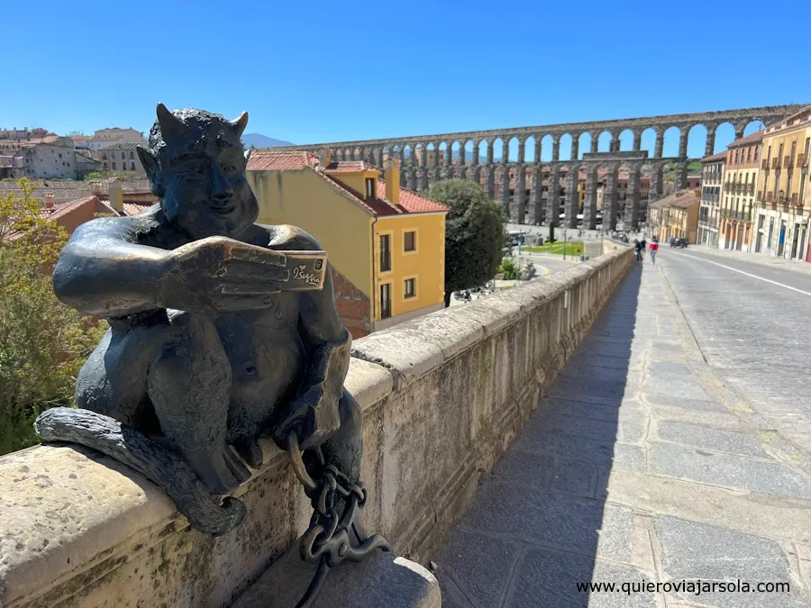 Estatua del Diablo en la Calle San Juan de Segovia con el Acueducto de fondo