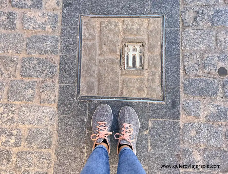 Mis pies junto a la marca del acueducto subterráneo