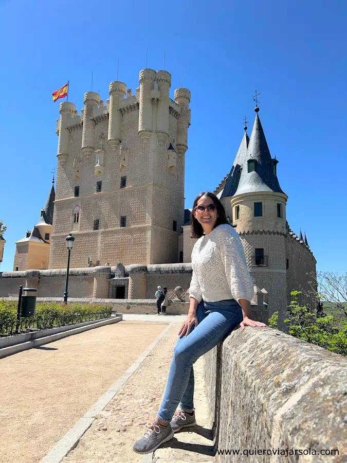 Yo junto al Alcázar de Segovia