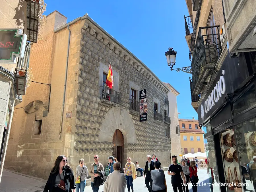 Fachada de la Casa de los Picos en Segovia