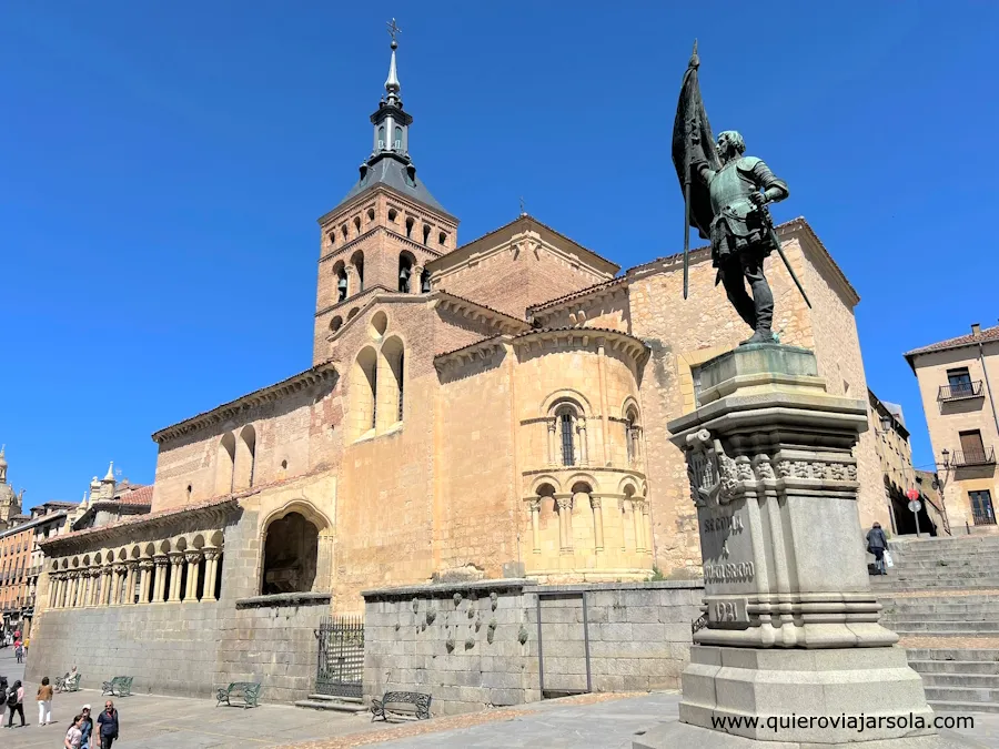 Estatua de Juan Bravo e iglesia de San Martín en la Plaza de Medina del Campo de Segovia