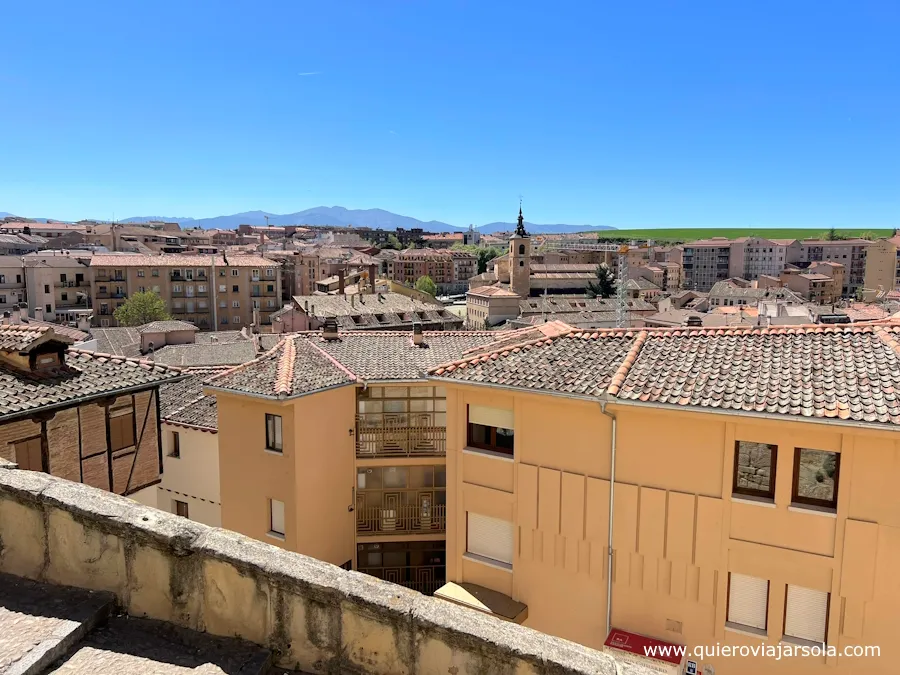 Vistas de Segovia desde el mirador de la Canaleja con la Mujer Muerta al fondo