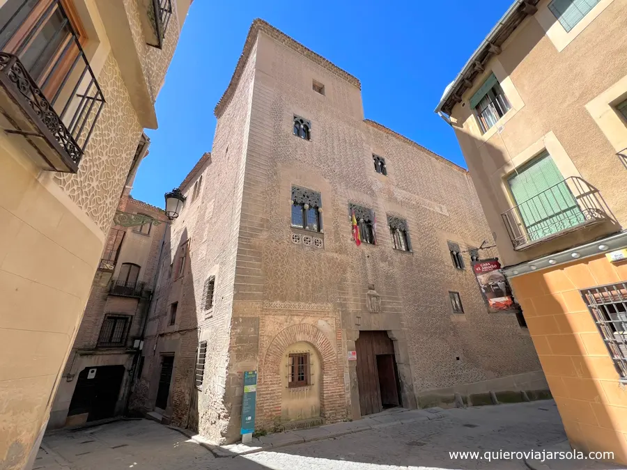 Fachada del Palacio de Cascales en Segovia