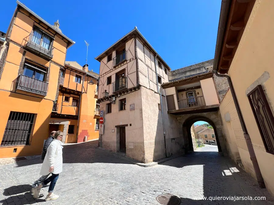 Arco de San Andrés en Segovia visto desde la Plaza del Socorro