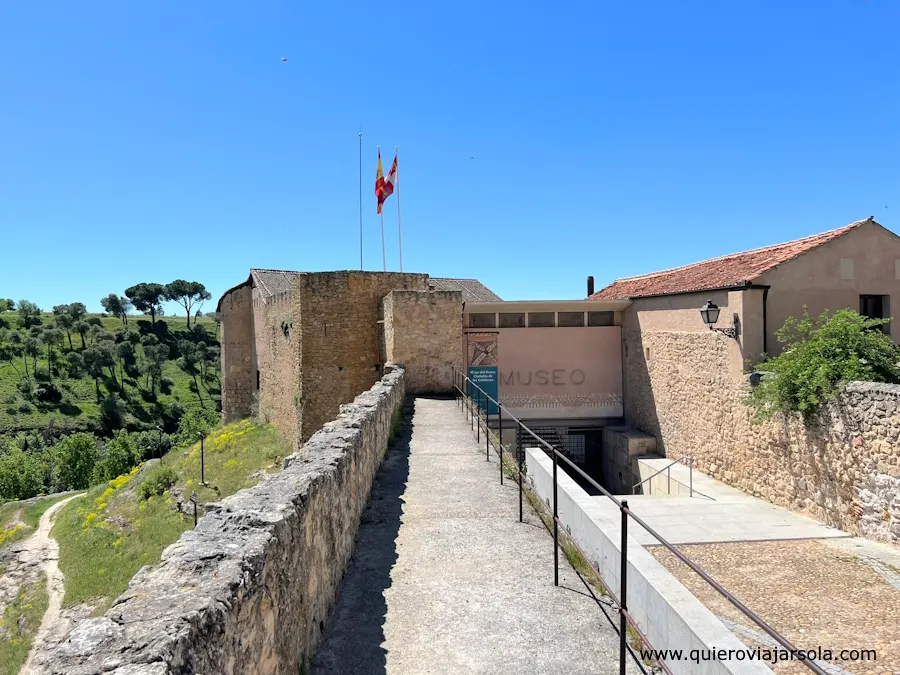 Entrada al Museo de Segovia junto a la muralla