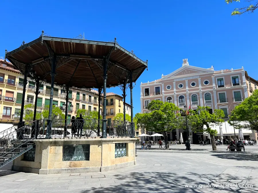 Teatro Juan Bravo y templete musical en la plaza Mayor de Segovia