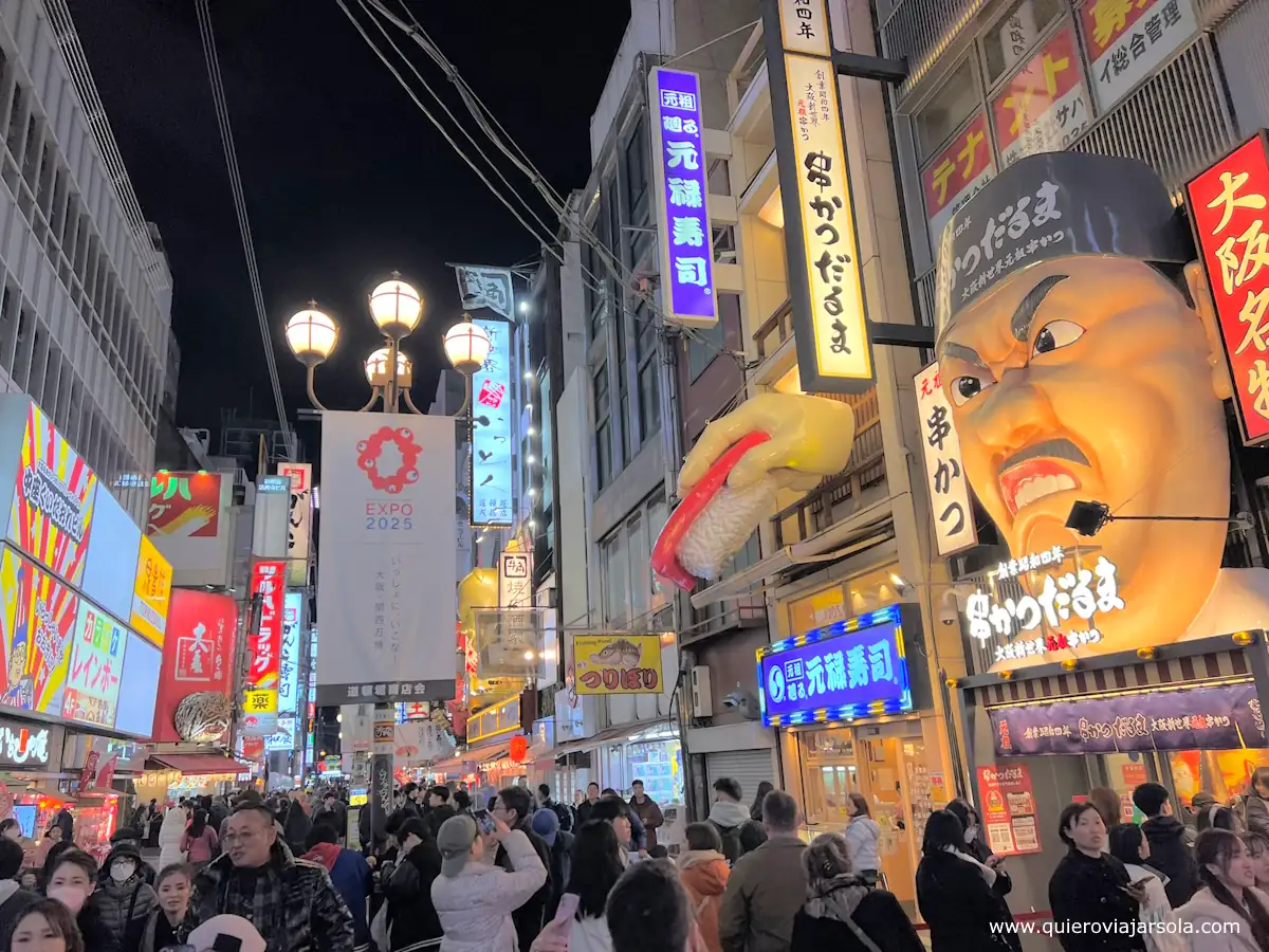 Una calle abarrotada en Osaka cercana al Dotombori