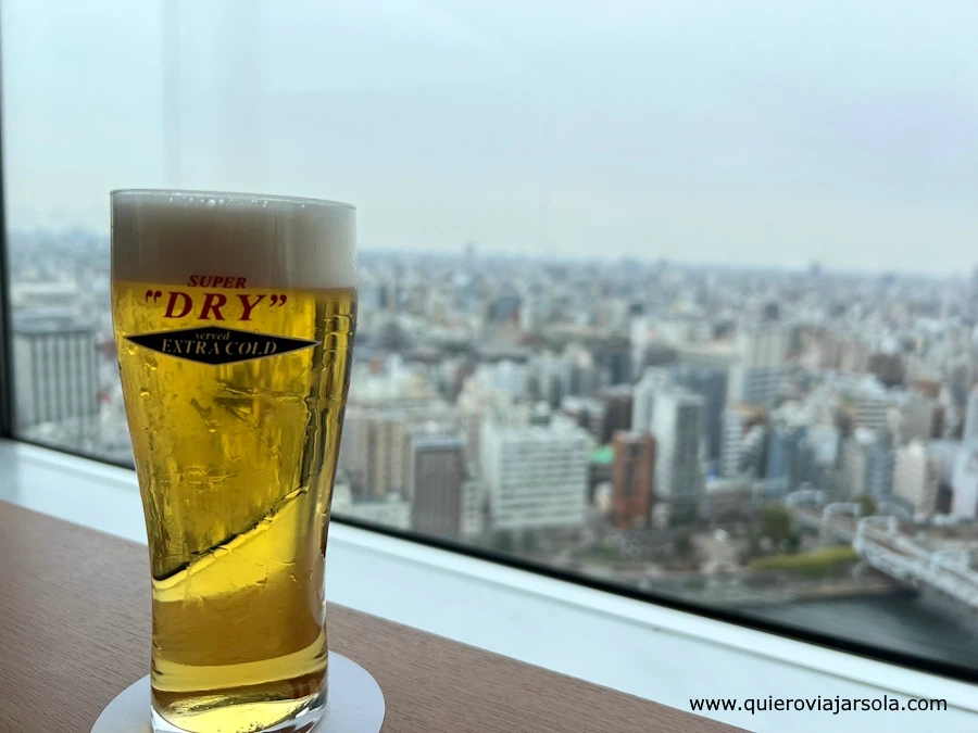 Mi cerveza y las vistas a Tokio