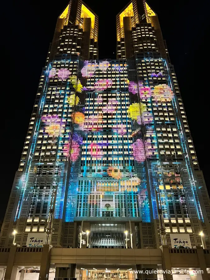 Fachada del ayuntamiento de Tokio iluminada durante un videomapping