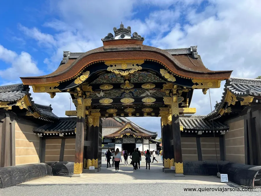 Puerta de entrada al palacio del castillo Nijo