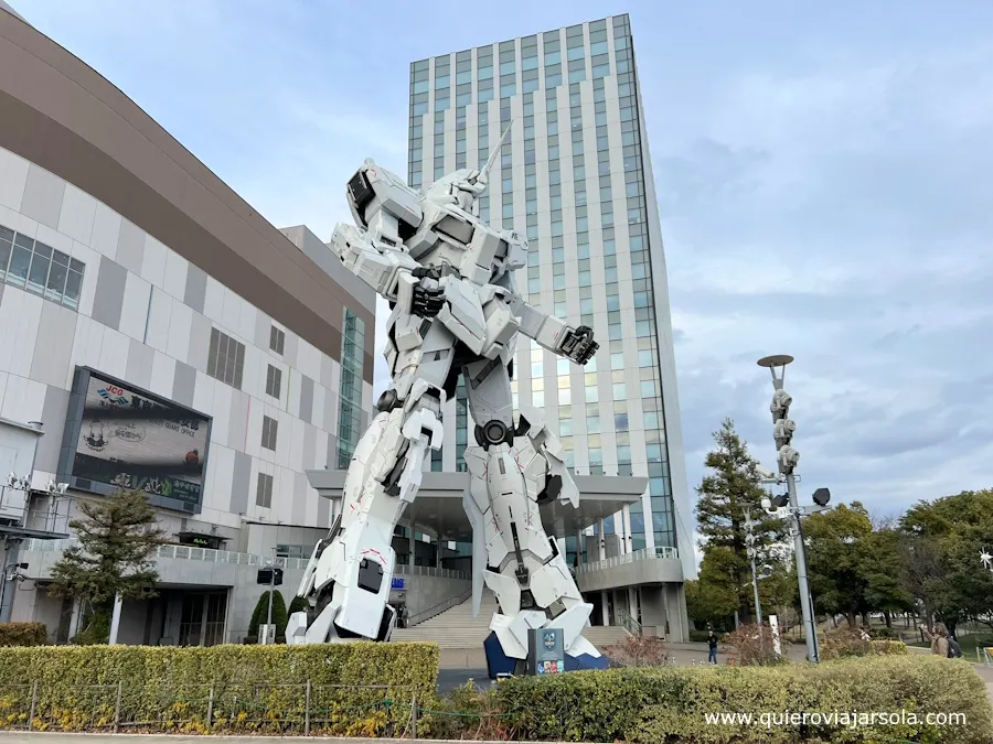 Estatua de Gundam en el centro de ocio Diver City