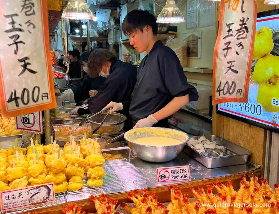 Puesto de gambas rebozadas en el mercado