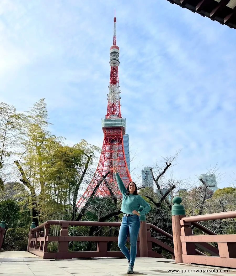 Yo en el templo Zojoji con vistas a la Torre de Tokio