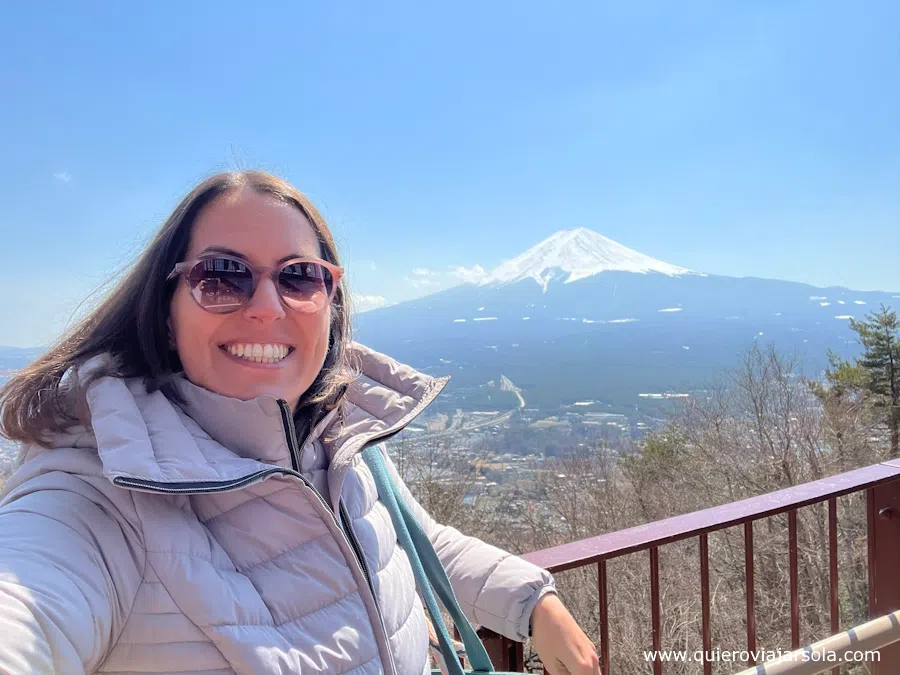 Yo posando con el Monte Fuji de fondo