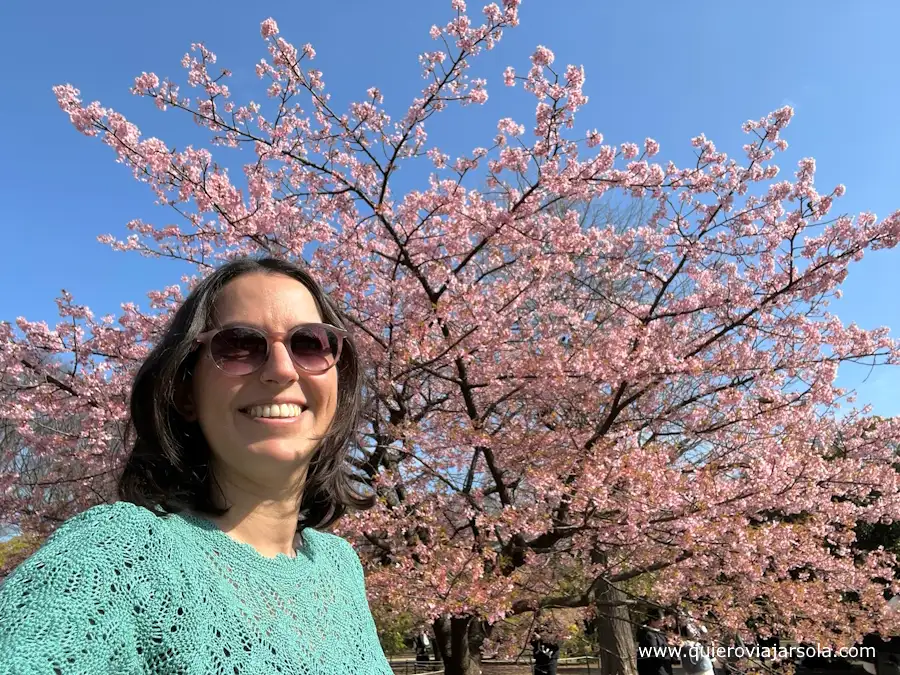 Yo junto a un árbol en flor en el Parque Yoyogi