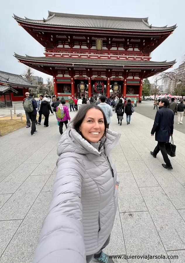 Yo en el templo Sensoji de Tokio