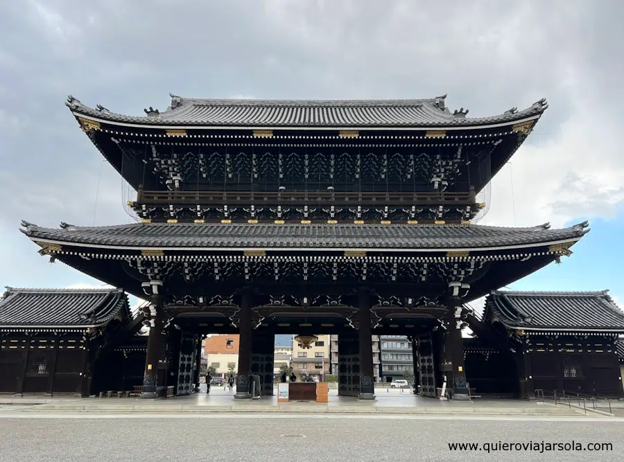 Puerta de entrada al templo HIgashi Honganji