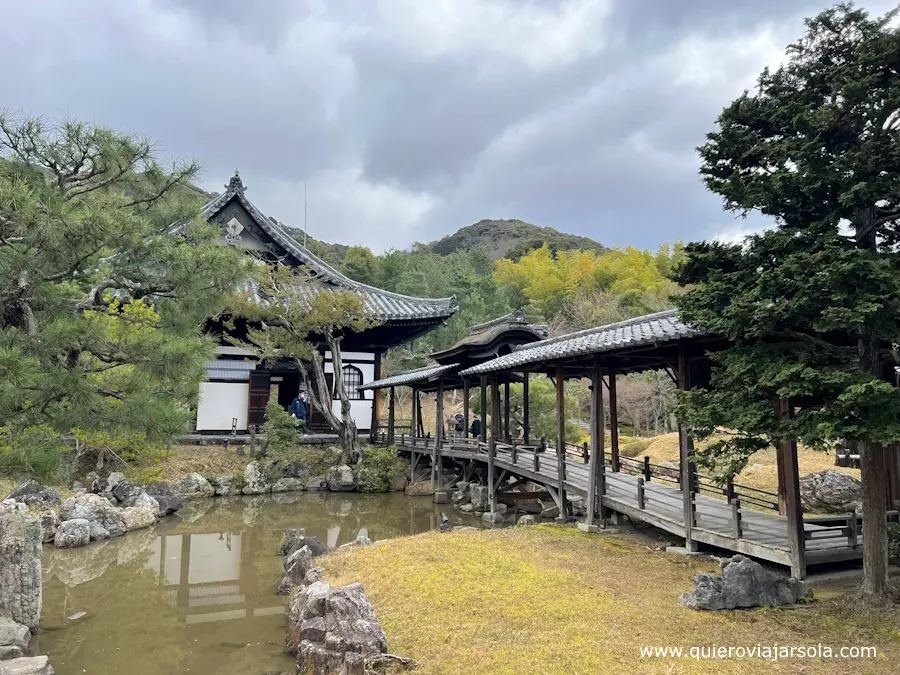 Edificio, paseo y lago en el templo Kodaiji