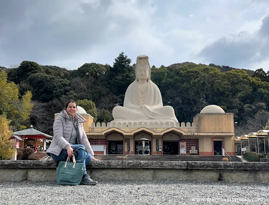 Yo en el templo Ryozen Kannon