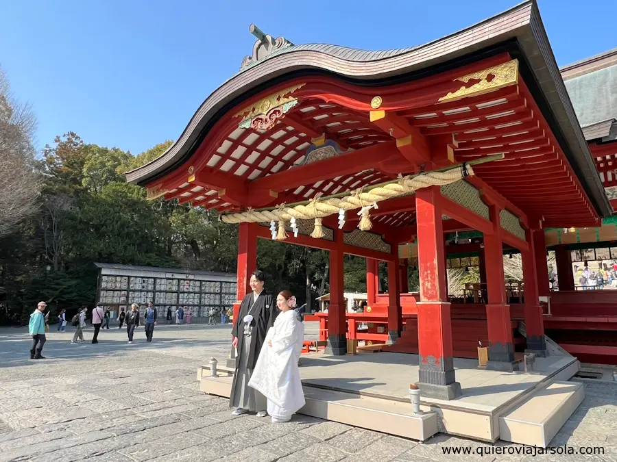 Novios en el templo Tsurugaoka