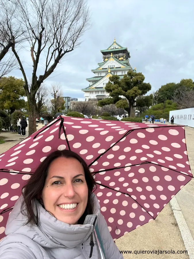 Yo frente al castillo de Osaka con paraguas