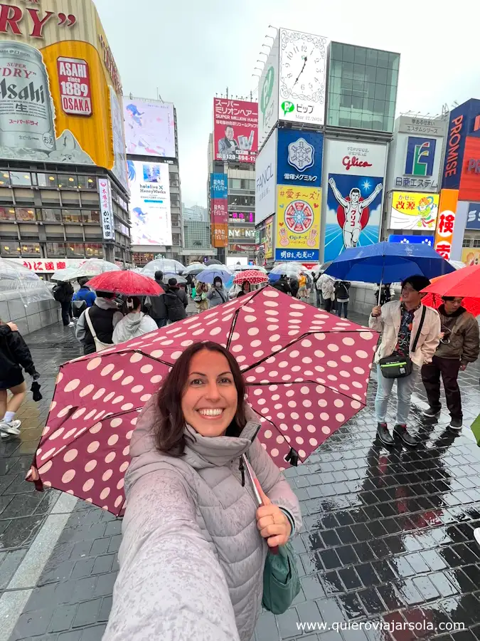 Yo en el Dotombori de día y lloviendo