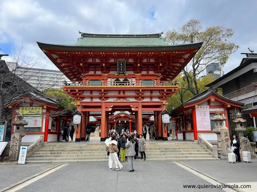 Puerta de entrada al Ikuta Jinja