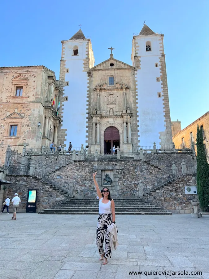 Yo frente a la Iglesia de San Francisco Javier en Cáceres