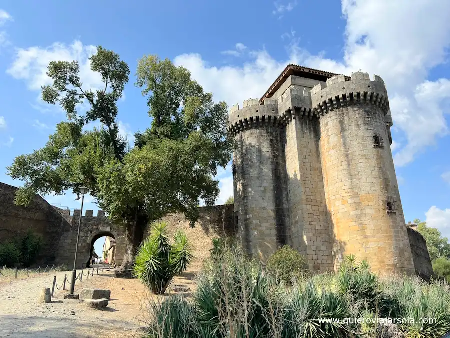 Castillo y puerta de entrada a Granadilla