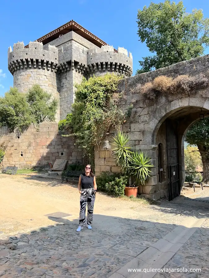 Yo junto al castillo de Granadilla